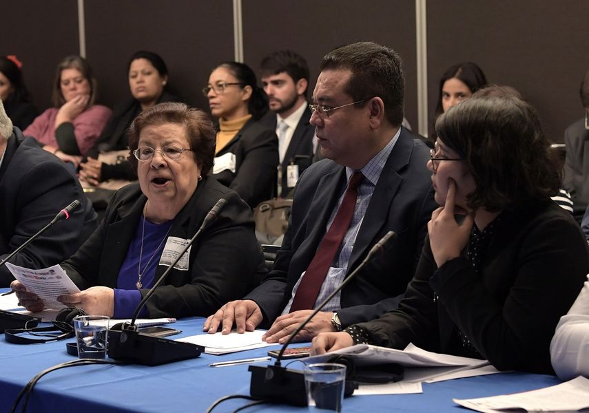 De izquierda a derecha, Vilma Nuñez, Marcos Carmona y Madeleine Caracas, representantes de la sociedad civil de Nicaragua, durante el 170 periodo de sesiones de la Comisión Interamericana de Derechos Humanos (CIDH), el 6 de diciembre de 2018, en la sede de la OEA en Washington.