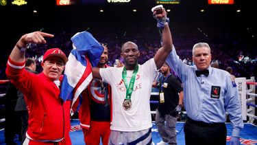 Yordenis Ugás, centro, reacciona al ser declarado ganador luego de derrotar por decisión unánime a Omar Figueroa Jr. en una pelea de peso welter el sábado 20 de julio de 2019 en Las Vegas