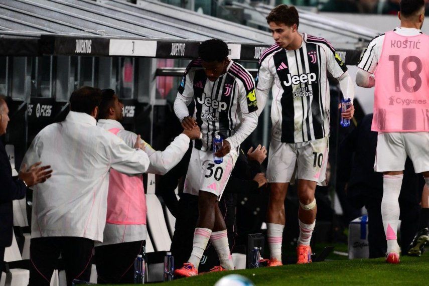 El delantero turco #10 de la Juventus, Kenan Yildiz, es sustituido durante el partido de la Serie A italiana entre la Juventus y el AC Milan en el Estadio Allianz de Turín el 5 de octubre de 2025.&nbsp;
