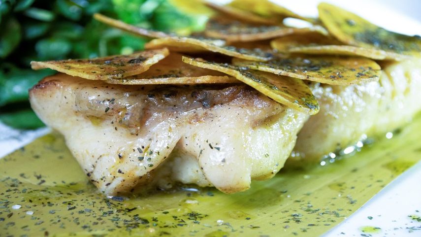 Vista de un platillo en el restaurante Sikwa, que basa su menú en la cocina tradicional de los pueblos originarios del país para mantener viva la cultura gastronómica indígena en San José, el 14 de febrero de 2023.