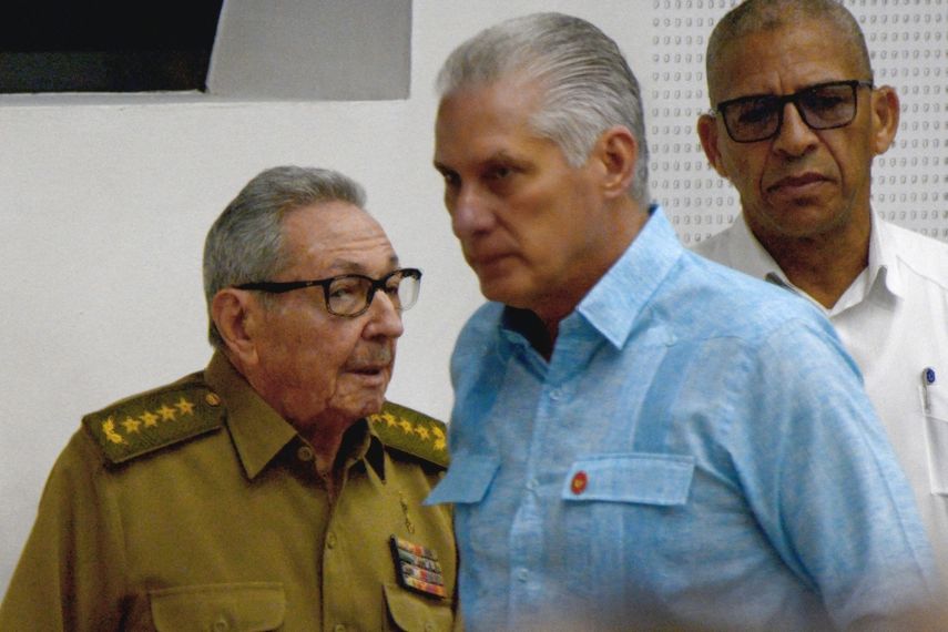Los dictadores cubanos Raúl Castro y Miguel Díaz-Canel, asistiendo a una sesión del Parlamento cubano en La Habana el 16 de julio de 2025.