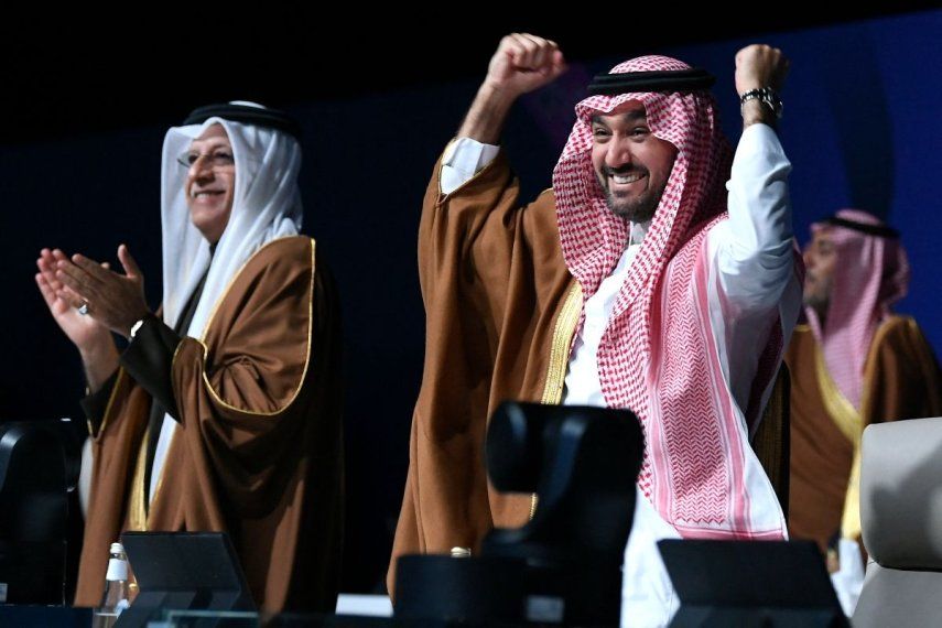 El presidente de la Confederación de Fútbol Asiática, Sheikh Salman bin Ibrahim al-Khalifa (izquierda), y el ministro de Deportes y Juventud de Arabia Saudita, Abdulaziz bin Turki al-Faisal al-Saud, celebran tras el nombramiento del país del Golfo como sede del Mundial de 2034, el 11 de diciembre de 2024.