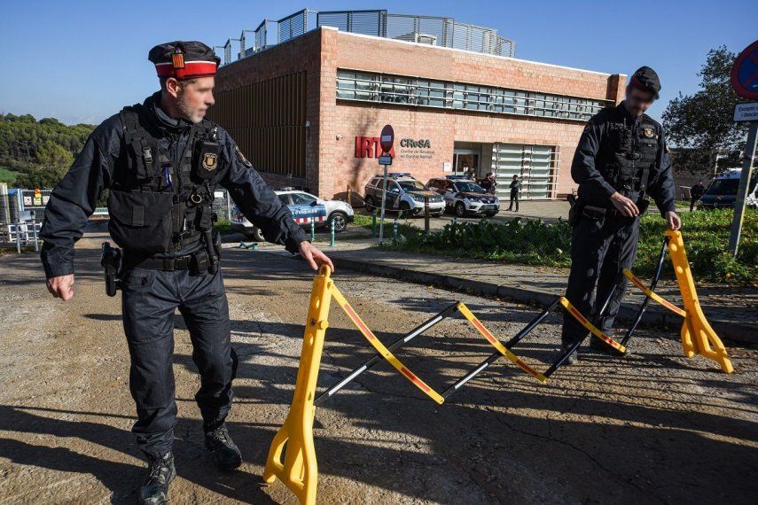 Dos agentes de los Mossos dEsquadra acordonan una zona en el laboratorio del IRTA, a 18 de diciembre de 2025, en Cerdanyola, Barcelona, Catalunya (España)