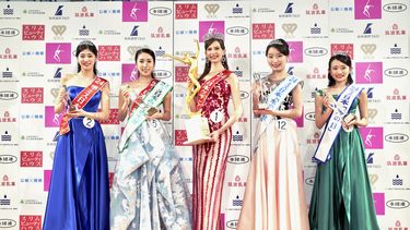 Concursantes, incluyendo a Karolina Shiino, centro, quien ganó el concurso Miss Japón Grand Prix, posan para un retrato tras el concurso en Tokio, el 22 de enero de 2024.