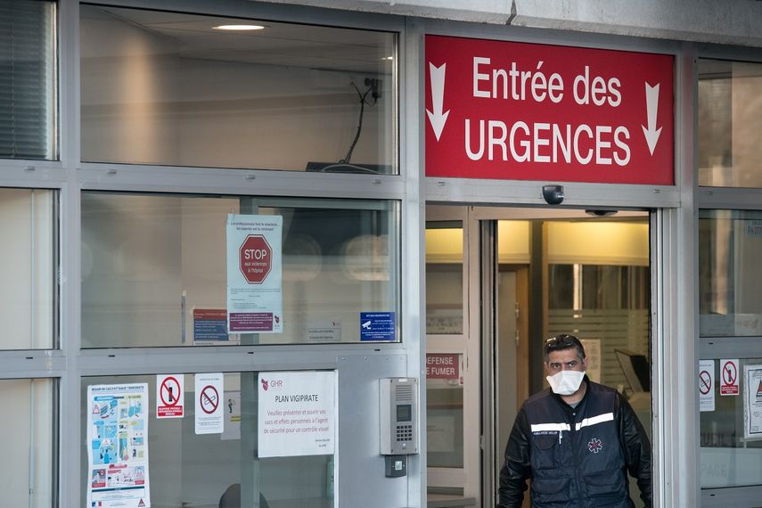 Un hombre abandona la sala de emergencia del hospital Emile Muller Hospital, en Francia. 