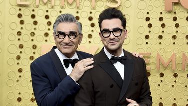 Eugene Levy, izquierda, y Dan Levy aparecen en la 71ª edición de los Premios Primetime Emmy en Los Ángeles el 22 de septiembre de 2019.