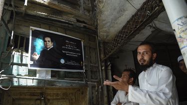 Los fanáticos del fallecido actor de Bollywood Dilip Kumar, quien murió hoy en Mumbai a la edad de 98 años, se reúnen frente a su casa ancestral en Peshawar el 7 de julio de 2021.