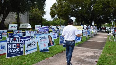Cientos de carteles de campaña política en Miami-Dade.
