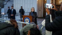 La exsecretaria de Estado de EEUU, Hillary Clinton, habla con la prensa después de su declaración ante el Comité de Supervisión de la Cámara mientras investigan los vínculos con el delincuente sexual condenado Jeffrey Epstein, en Chappaqua, Nueva York, el 26 de febrero de 2026. La exsecretaria de Estado de EEUU, Hillary Clinton, habla con la prensa después de su declaración ante el Comité de Supervisión de la Cámara mientras investigan los vínculos con el delincuente sexual condenado Jeffrey Epstein, en Chappaqua, Nueva York, el 26 de febrero de 2026.