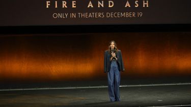Zoe Saldana habla en el escenario para promocionar la próxima película Avatar: Fire and Ash en la presentación de The Walt Disney Studios durante CinemaCon, la convención oficial de Cinema United, en el Coliseo del Caesars Palace el 3 de abril de 2025 en Las Vegas, Nevada.