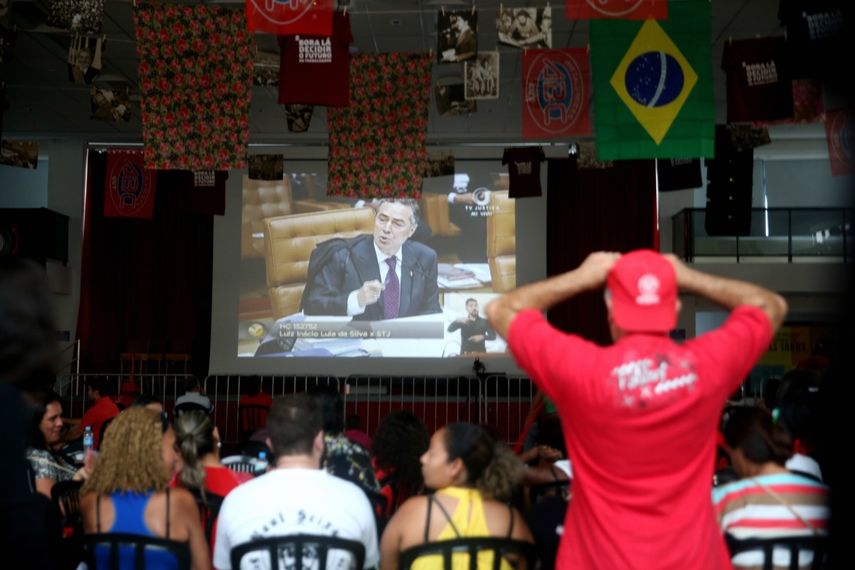 Simpatizantes del expresidente Luiz Inácio Lula da Silva siguen desde la sede del sindicato de los metalúrgicos el análisis de la Corte Suprema de si le concede o no un habeas corpus al expresidente.&nbsp;