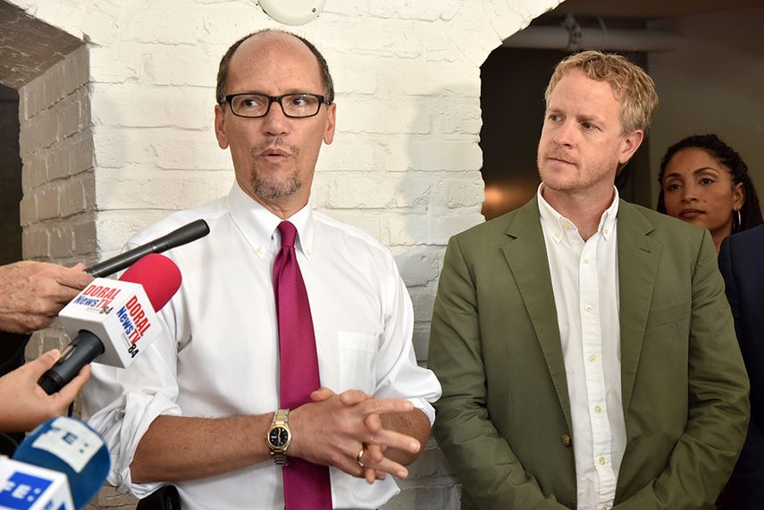 Thomas Pérez habla con la prensa, mientras es acompañado por Chris Sommers. (ÁLVARO MATA)