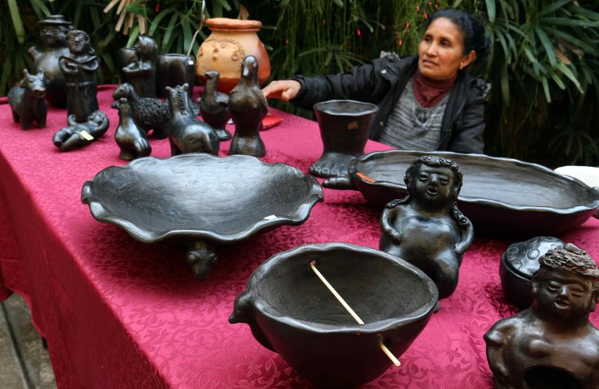 la ceramista Ediltrudis Noguera es dueña de las manos que ayudan a moldear la cerámica paraguaya.