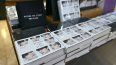 Una mujer mira las copias de las memorias de BTS tituladas Beyond the Story: 10-Year Record of BTS (Más allá de la historia: récord de 10 años de BTS) que se exhiben como parte de un lanzamiento mundial en una librería en Seúl el 9 de julio de 2023.