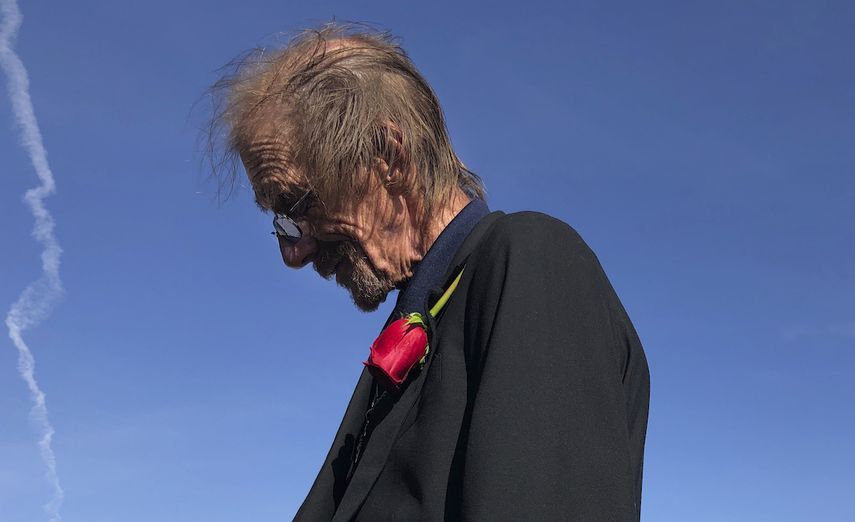 Antonio Basco, izquierda, la pareja de Margie Reckard, de 63 años, habla con la prensa el sábado 17 de agosto de 2019 en El Paso, Texas.&nbsp;