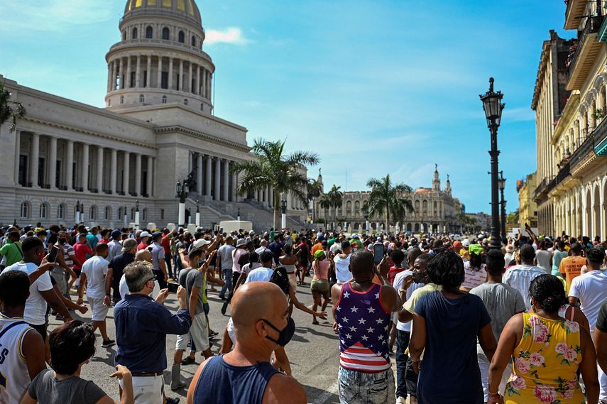 Habaneros protestan en las afueras del Capitolio de La Habana, durante una manifestación contra la dictadura cubana&nbsp; el 11 de julio de 2021.&nbsp;&nbsp; &nbsp;