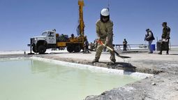 Explotación de litio en el salar de Uyuni, Bolivia Explotación de litio en el salar de Uyuni, Bolivia