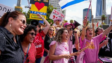 Israelíes celebran el acuerdo del cese al fuego gracias al plan del presidente de Estados Unidos Donald J. Trump.
