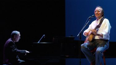 Serrat se reunió en diciembre con el presidente del país, Lenín Moreno, durante una visita que este realizó a Barcelona y en esa oportunidad le entregó un disco autografiado.