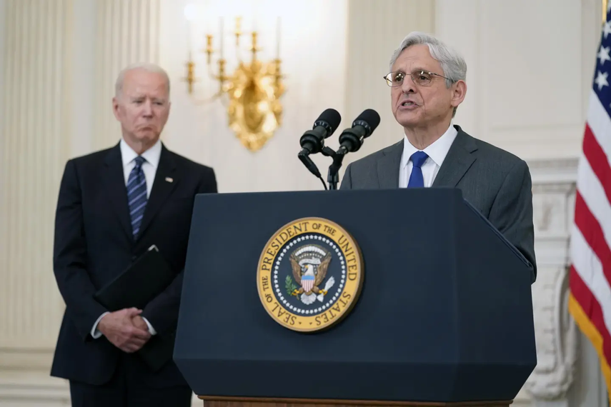 El secretario de Justicia Merrick Garland y el presidente Joe Biden durante una conferencia en la Casa Blanca en 2021.