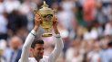El serbio Novak Djokovic alza un trofeo de Grand Slam por vez vigésima ocasión en su carrera El serbio Novak Djokovic alza un trofeo de Grand Slam por vez vigésima ocasión en su carrera