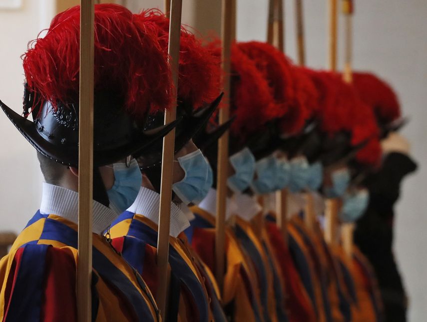 En esta fotografía del sábado 24 de octubre de 2020, unos miembros de la Guardia Suiza portan mascarillas en el Vaticano.&nbsp;