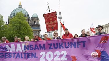 La ministra federal de Asuntos Familiares, Lisa Paus, cuarta por la derecha, y la alcaldesa de Berlín, Franziska Giffey, en el centro, sostienen una pancarta en alemán que dice demos forma al país juntos en la principal marcha del 1 de mayo de la Federación Alemana del Trabajo (DGB) en Berlín, el domingo 1 de mayo de 2022.&nbsp; &nbsp;