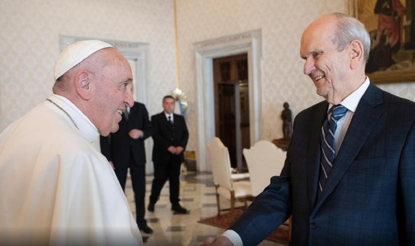 El presidente Russell M. Nelson, de La Iglesia de Jesucristo de los Santos de los Últimos Días y el Papa Francisco en el Vaticano. Primera reunión entre un Presidente Santo de los Últimos Días y un Papa.