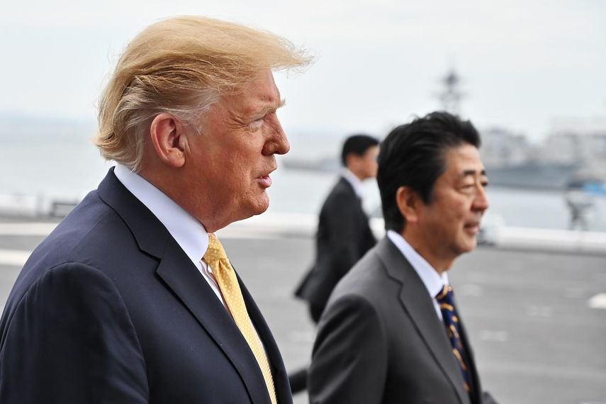 El primer ministro japonés, Shinzo Abe habla con el presidente de los Estados Unidos, Donald J. Trump este martes, en el destructor de la Armada japonesa J.S Kaga (DDH-184), en Yokosuka.