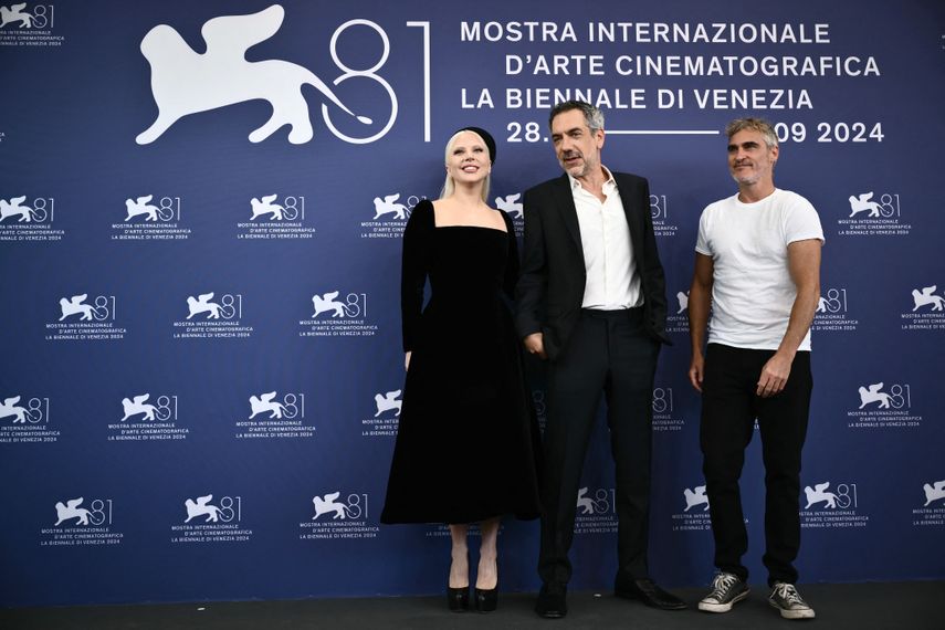 La actriz y cantante Lady Gaga, el director Todd Phillips (centro) y el actor estadounidense Joaquin Phoenix asisten a la sesión fotográfica de la película Joker: Folie a deux presentada en competición durante el 81º Festival Internacional de Cine de Venecia en el Lido de Venecia, el 4 de septiembre de 2024.