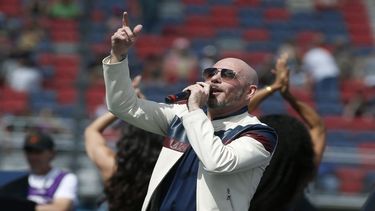En esta foto de archivo del domingo 8 de marzo de 2020, Pitbull se presenta antes de una carrera de autos de la NASCAR Cup Series en Phoenix Raceway, en Avondale Arizona.&nbsp;