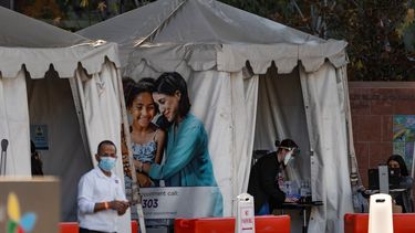 Carpas que ofrecen vacunas contra el COVID-19 afuera del Hospital de Niños de Los Ángeles el 18 de diciembre del 2020. Abundan las instalaciones médicas temporales levantadas a raíz de la pandemia del coronavirus, que se ha propagado tanto en EEUU que los hospitales no tienen personal suficiente para hacer frente a los contagios.&nbsp;