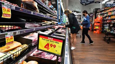 Clientes en una de las tiendas de Walmart en Estados Unidos.
