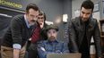 En esta imagen difundida por Apple TV+, de izquierda a derecha: Jason Sudeikis, James Lance, Brendan Hunt y Brett Goldstein en una escena de Ted Lasso.