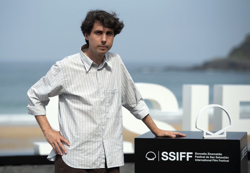 En esta foto de archivo tomada el 23 de septiembre de 2021, el cineasta español Jonas Trueba posa durante una sesión de fotos de la película Quién lo impide en el 69 Festival de Cine de San Sebastián en la ciudad vasca, en el norte de España.