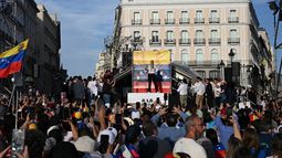 La líder de la oposición venezolana, María Corina Machado, se dirige a sus seguidores en el escenario de la Puerta del Sol de Madrid el 18 de abril de 2026.