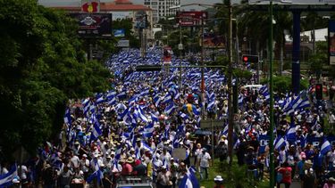 En la marcha participan madres, estudiantes, universitarios y población en general, la mayoría portando banderas de&nbsp;Nicaragua&nbsp;y cargando cruces y flores en memoria de los niños y adolescentes caídos durante las jornadas de protestas.