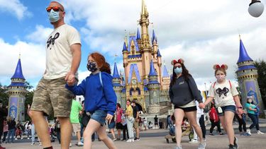 Una familia pasa junto al Castillo de Cenicienta en el Magic Kingdom, en el Walt Disney World en Lake Buena Vista, Florida.