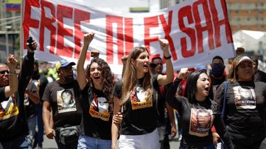 Camilla Fabri, al centro, esposa del empresario colombiano Alex Saab, quien ha sido extraditado a Estados Unidos, grita Libertad para Alex Saab, mientras participa en una marcha de trabajadores de la aerolínea venezolana CONVIASA, en Caracas, Venezuela.