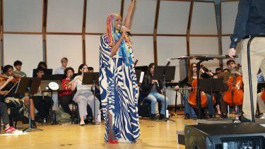 Lucrecia ensaya en la Florida International University para el concierto Celia Sinfónica.