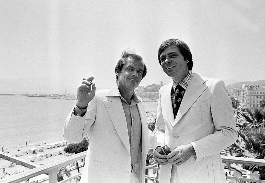 En esta foto del 15 de mayo de 1974, el actor Jack Nicholson y el productor Gerald Ayres posan durante el Festival de Cine de Cannes en la Riviera francesa, donde presentaban la pel&iacute;cula estadounidense The Last Detail.