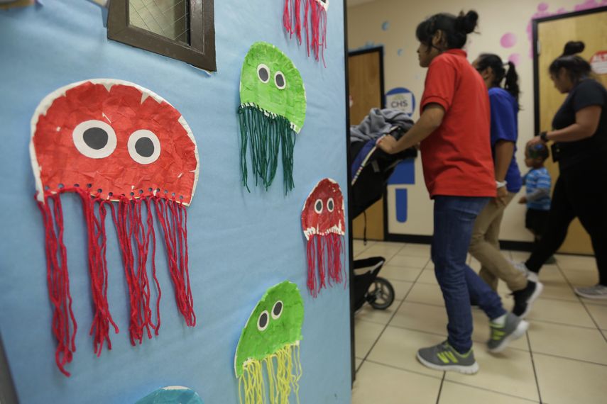 Ni&ntilde;os inmigrantes son supervisados y paseados por empleadas de Comprehensive Health Services en un centro para ni&ntilde;os en el Valle del R&iacute;o Grande, Texas, el jueves 29 de agosto de 2019, en San Benito, Texas.&nbsp;