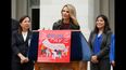 La Primera Dama de California, Jennifer Siebel Newsom, en el anuncio de la campaña #EqualPayCA en Sacramento el 1 de abril de 2019.