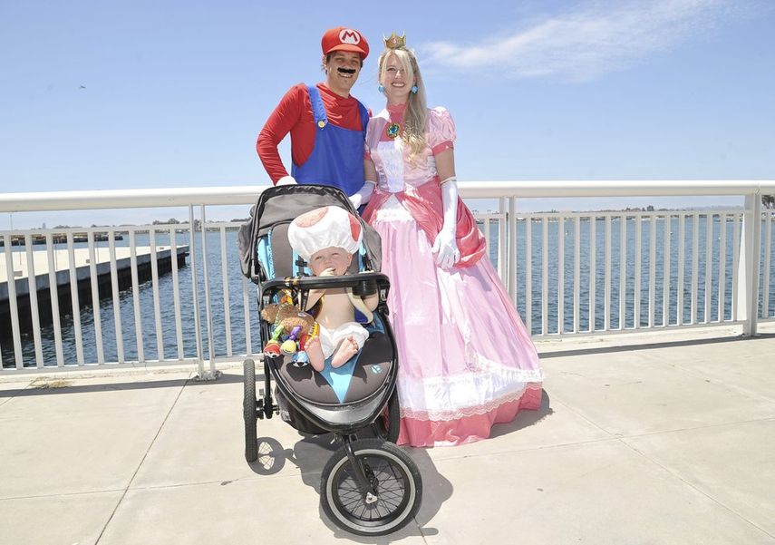 La familia Divis, de Cleveland, vestida como Mario, la princesa Peach y Toad, de la franquicia Mario Bros., posa durante la Comic-Con Internacional en San Diego el 18 de julio de 2019.&nbsp;