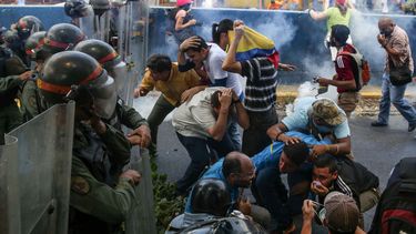 Caballero Galvez corrió para resguardarse de la represión que empleaban los cuerpos de seguridad con bombas lacrimógenas y perdigones, pero se topó de frente con un piquete de la GNB.