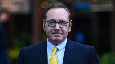 El actor estadounidense Kevin Spacey llega al Tribunal de la Corona de Southwark en Londres el 25 de julio de 2023.