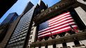 El frente de la sede de la Bolsa de Nueva York con una gran bandera de EEUU.