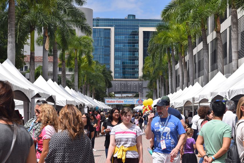 Decenas de personas se congregan en el Wolfson Campus del Miami Dade College, en el evento&nbsp;Maker Faire Miami.&nbsp;