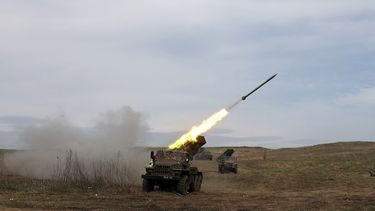 Un lanzacohetes múltiple ucraniano BM-21 Grad bombardea la posición de las tropas rusas, cerca de Lugansk, en la región de Donbas, el 10 de abril de 2022.&nbsp;