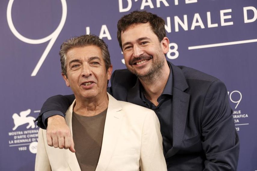 El actor Ricardo Darín, izquierda, y el director Santiago Mitre posan en la sesión de “Argentina, 1985” en la 79ª edición del Festival de Cine de Venecia en Venecia, Italia, el sábado 3 de septiembre de 2022. La película fue elegida como la candidata de Argentina en busca de una nominación al Oscar a mejor película internacional.&nbsp;